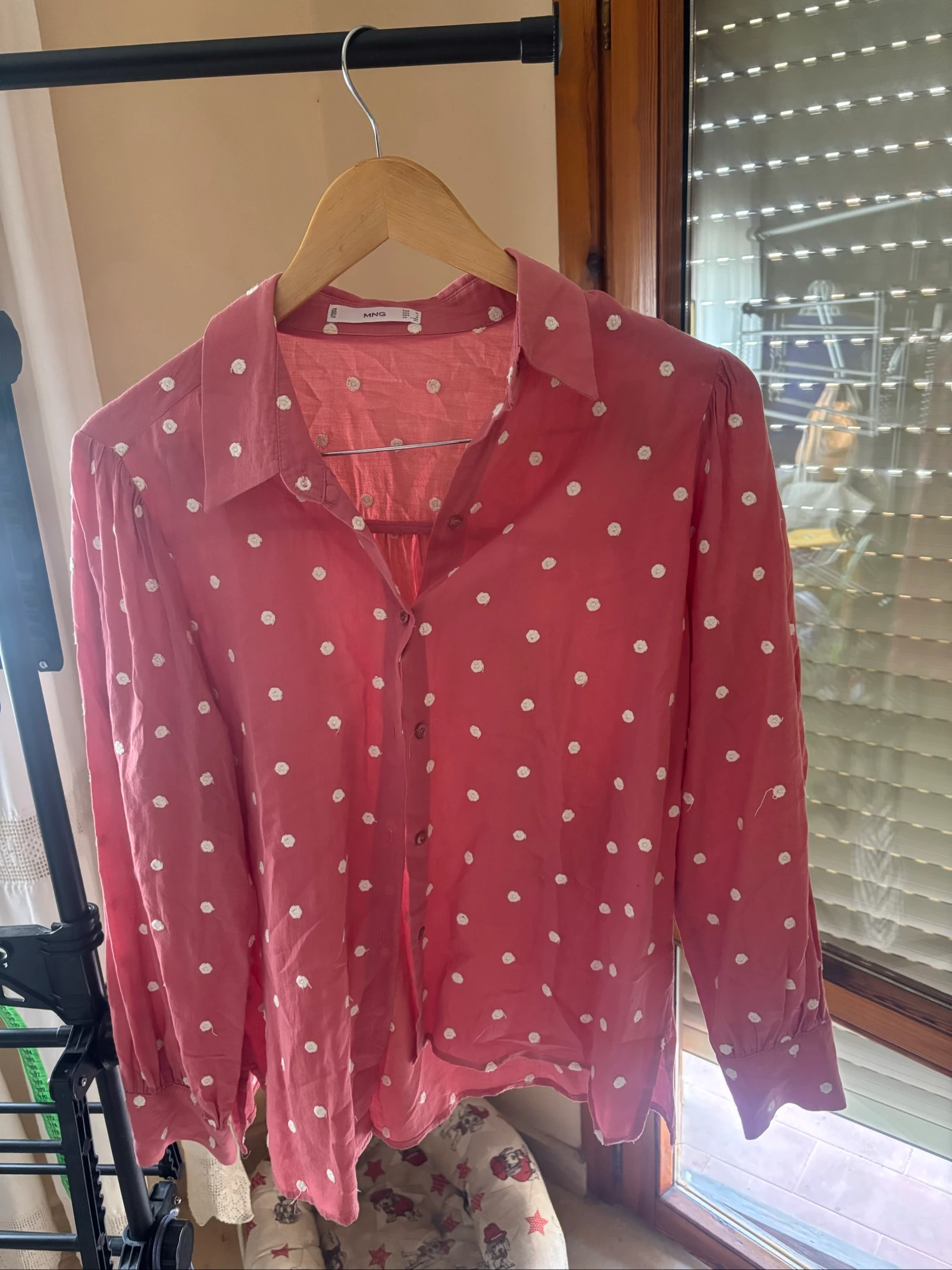 Camisa rosa con apliques blancos